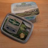 Du kannst abziehen und zwar vollständig  Ach wenn Deckel und Schale die gleiche Farbe haben, bestehen sie aus unterschiedlichem Plastik, dass sich voneinander getrennt besser zu neuen Plastikrohstoffen verarbeiten lässt. Die Alufolie sollte natürlich auch am besten auch vollständig abgezogen werden, bevor es in den gelben Müll wandert. 