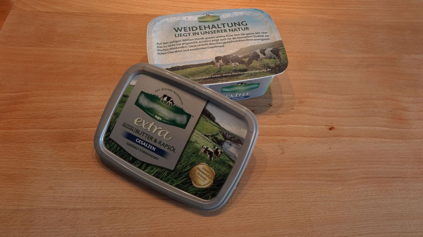 Besseres Recycling: Du kannst abziehen und zwar vollständig Ach wenn Deckel und Schale die gleiche Farbe haben, bestehen sie aus unterschiedlichem Plastik, dass sich voneinander getrennt besser zu neuen Plastikrohstoffen verarbeiten lässt. Die Alufolie sollte natürlich auch am besten auch vollständig abgezogen werden, bevor es in den gelben Müll wandert. Du kannst abziehen und zwar vollständig Ach wenn Deckel und Schale die gleiche Farbe haben, bestehen sie aus unterschiedlichem Plastik, dass sich voneinander getrennt besser zu neuen Plastikrohstoffen verarbeiten lässt. Die Alufolie sollte natürlich auch am besten auch vollständig abgezogen werden, bevor es in den gelben Müll wandert.