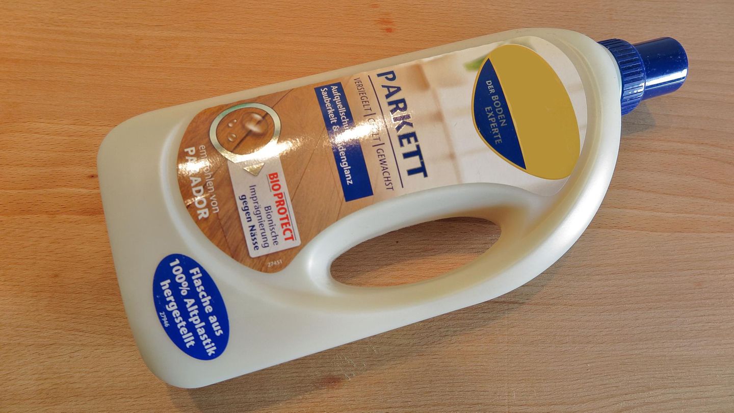 Besseres Recycling: Neues Plastik aus Plastikmüll Wie aus recyceltem Papier kein blütenweißes neues Papier wird, ist auch glasklares Plastik aus altem Material schwer möglich. Bei zahlreichen Produkten ist das jedoch kein Nachteil, so wie bei diesem Parkett-Reinigungsmittel. Nicht glasklar, aber transparent genug, um nachzuschauen, wie viel noch in der Flasche ist. Neues Plastik aus Plastikmüll Wie aus recyceltem Papier kein blütenweißes neues Papier wird, ist auch glasklares Plastik aus altem Material schwer möglich. Bei zahlreichen Produkten ist das jedoch kein Nachteil, so wie bei diesem Parkett-Reinigungsmittel. Nicht glasklar, aber transparent genug, um nachzuschauen, wie viel noch in der Flasche ist.