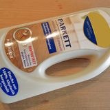 Neues Plastik aus Plastikmüll  Wie aus recyceltem Papier kein blütenweißes neues Papier wird, ist auch glasklares Plastik aus altem Material schwer möglich. Bei zahlreichen Produkten ist das jedoch kein Nachteil, so wie bei diesem Parkett-Reinigungsmittel. Nicht glasklar, aber transparent genug, um nachzuschauen, wie viel noch in der Flasche ist.