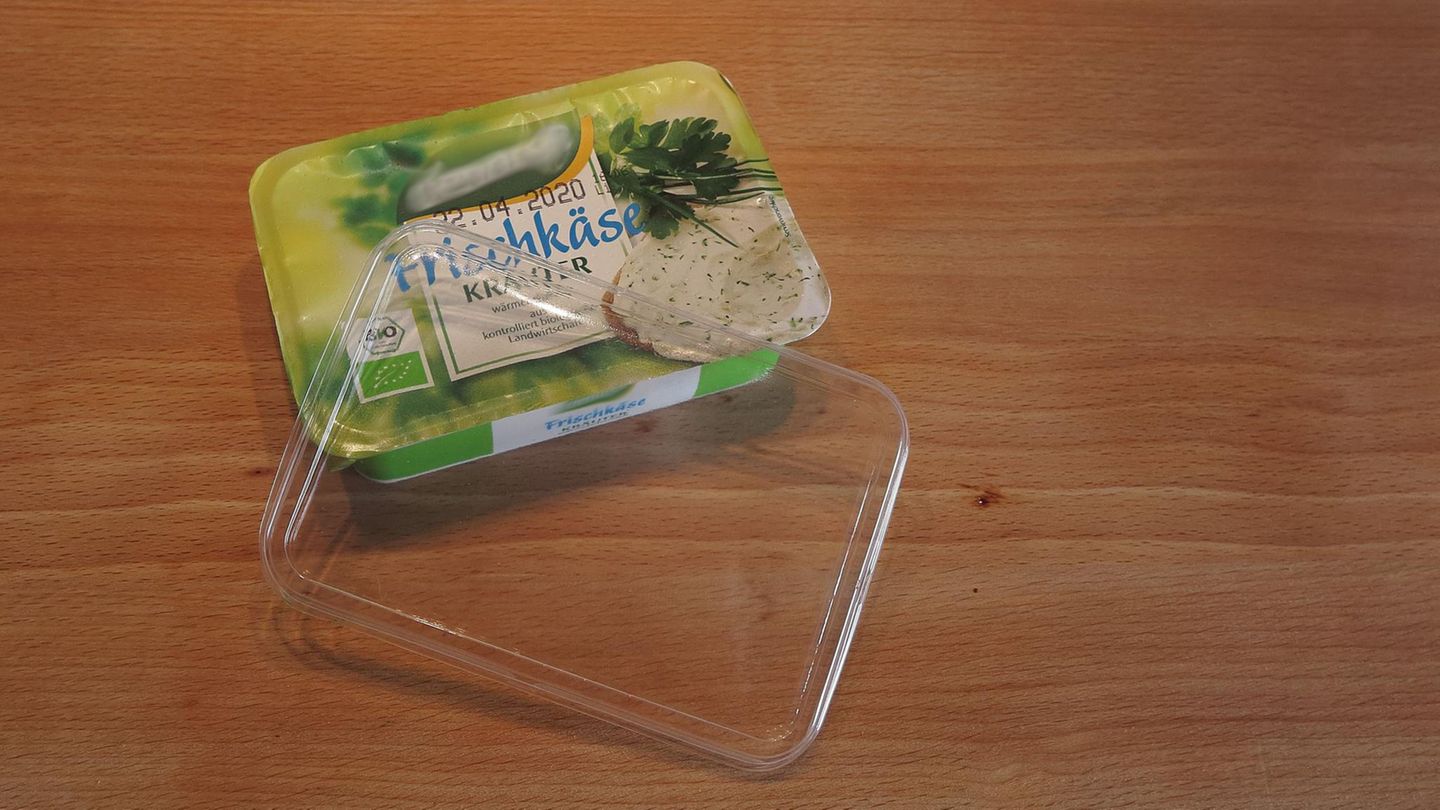 Klare Sache  Der transparente Deckel lässt sich anders wieder verwerten als die weiße Schale aus Hartplastik. Bleibt der Aludeckel an der Schale, muss sich die Sortiermaschine entscheiden, ob es zum Alumüll oder zum Plastik sortiert wird. So oder so gingen wertvolle Rohstoffe verloren. Also: Die Alufolie immer vollständig von der Schale abziehen.