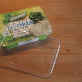 Klare Sache  Der transparente Deckel lässt sich anders wieder verwerten als die weiße Schale aus Hartplastik. Bleibt der Aludeckel an der Schale, muss sich die Sortiermaschine entscheiden, ob es zum Alumüll oder zum Plastik sortiert wird. So oder so gingen wertvolle Rohstoffe verloren. Also: Die Alufolie immer vollständig von der Schale abziehen.