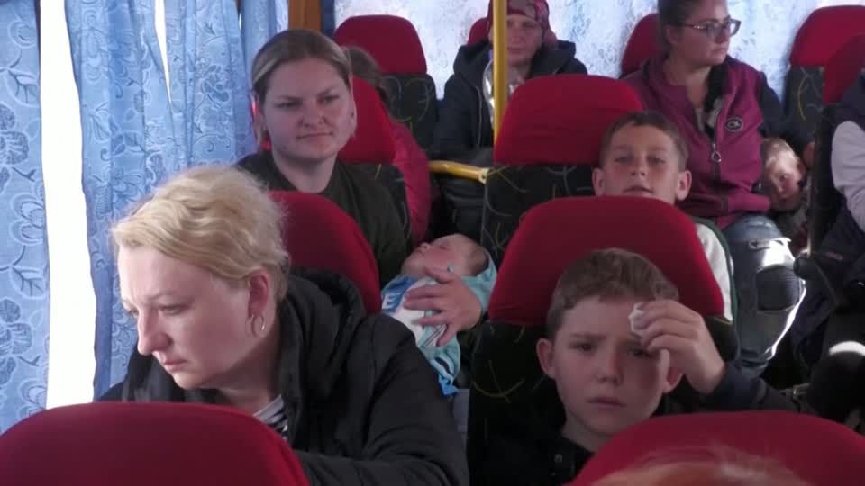 Video: Ostukraine: Hunderte flüchten aus der Region Charkiw Video: Ostukraine: Hunderte flüchten aus der Region Charkiw