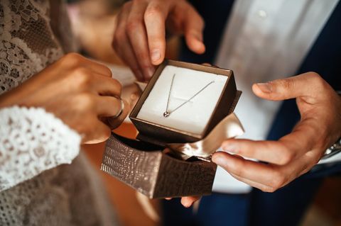 Frau hält Schatulle mit Brautschmuck