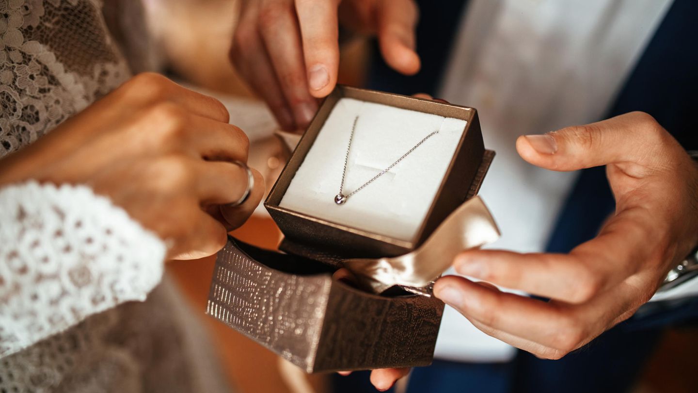 Frau hält Schatulle mit Brautschmuck