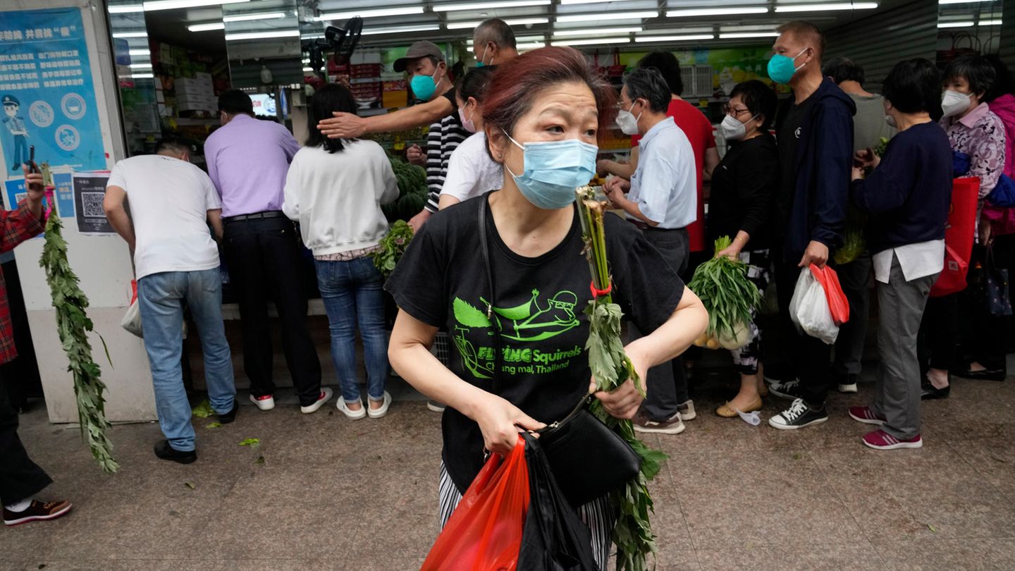 Shanghai: Metropolis ends two-month lockdown