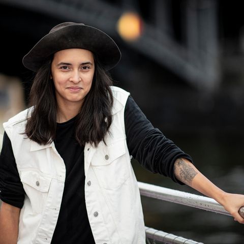 Diana Kinnert steht auf dem Medienschiff Pioneer One