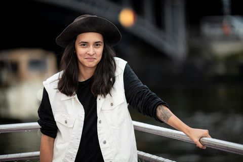 Diana Kinnert steht auf dem Medienschiff Pioneer One