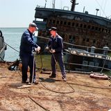 Russische Soldaten bergen ukrainisches Kriegsschiff