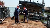 Russische Soldaten bergen ukrainisches Kriegsschiff