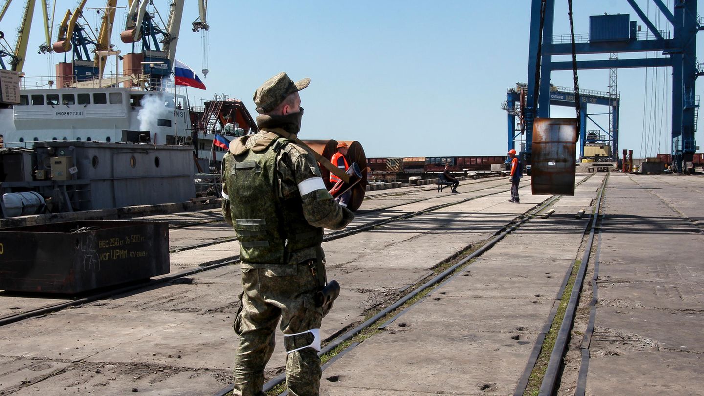 Russischer Soldat bewacht Verladung von Walzstahl