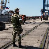 Russischer Soldat bewacht Verladung von Walzstahl