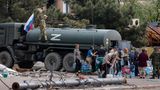 Einheimische erhalten Trinkwasser