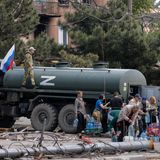 Einheimische erhalten Trinkwasser