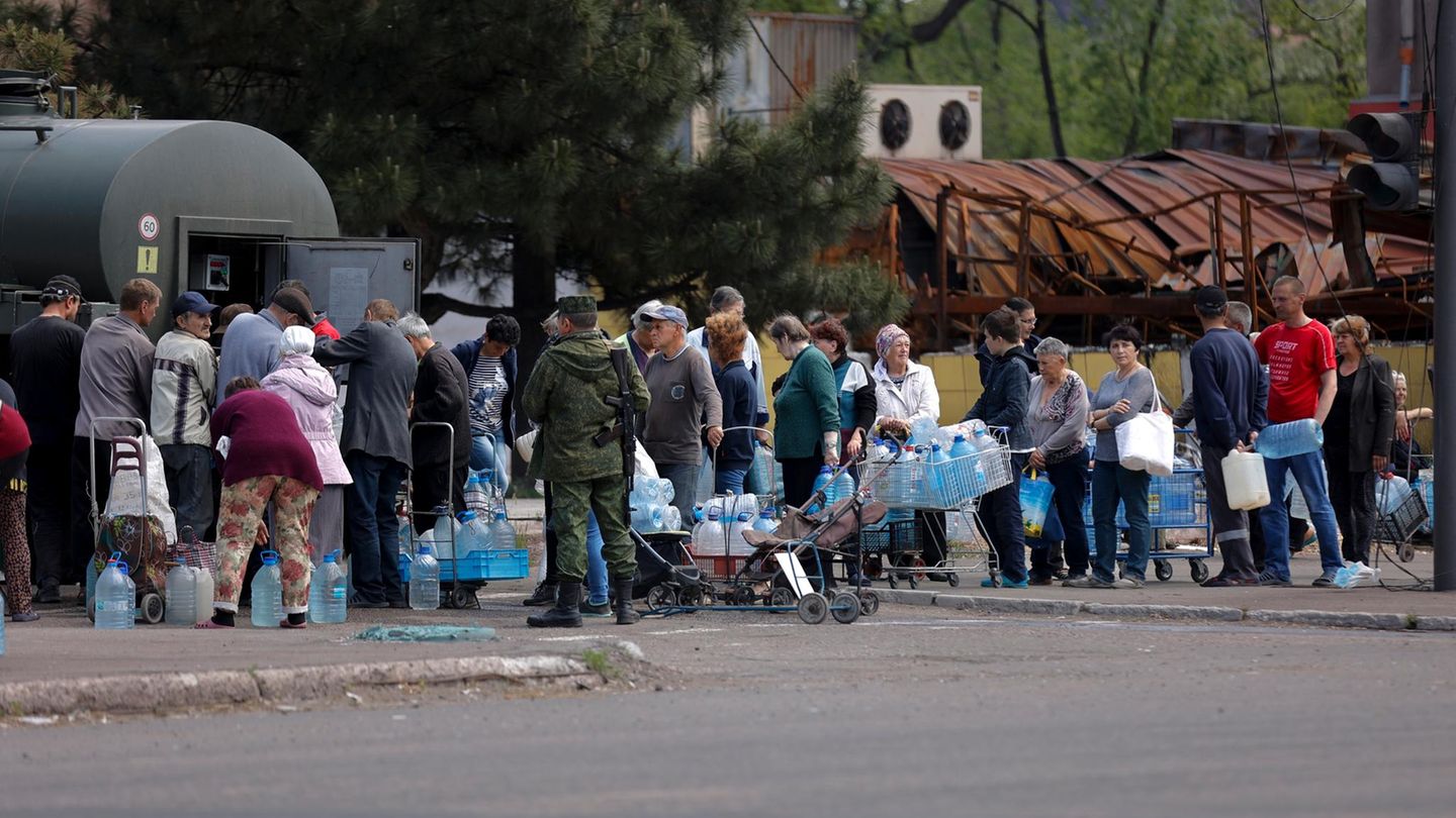 Einwohner in Mariupol erhalten frisches Trinkwasser