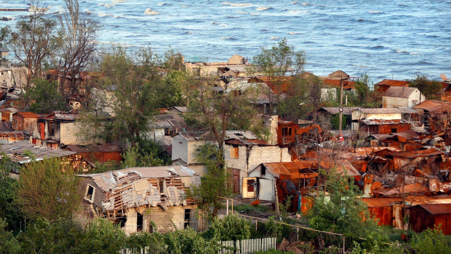 Stark beschädigte Privathäuser am Ufer des Asowschen Meeres in Mariupol