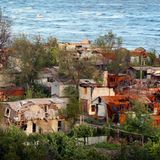 Stark beschädigte Privathäuser am Ufer des Asowschen Meeres in Mariupol