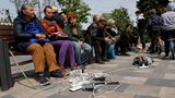 Menschen laden ihre Mobilteelfone auf