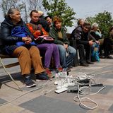 Menschen laden ihre Mobilteelfone auf