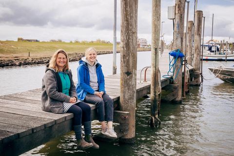 Buchtipp - Die Backsens: Mutter Silke, 52, und Tocher Sophie, 23, am Hafen von Pellworm