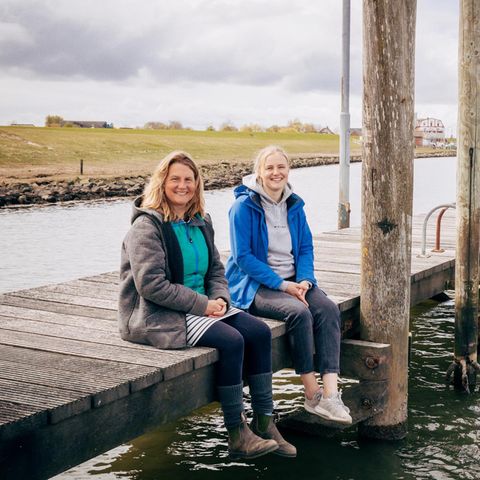 Buchtipp - Die Backsens: Mutter Silke, 52, und Tocher Sophie, 23, am Hafen von Pellworm