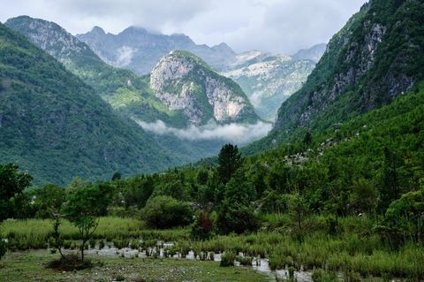 Albanien - Fernab von allem: Am Ende des Theth-Tals in Nordalbanien erheben sich karstige Berge. Die warmen Sommer bringen eine vielfältige Pflanzenwelt hervor