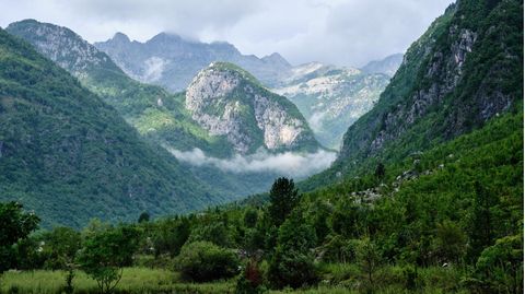 Albanien - Fernab von allem: Am Ende des Theth-Tals in Nordalbanien erheben sich karstige Berge. Die warmen Sommer bringen eine vielfältige Pflanzenwelt hervor