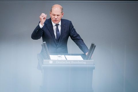 Bundeskanzler Olaf Scholz (SPD) spricht während der Generaldebatte im Bundestag