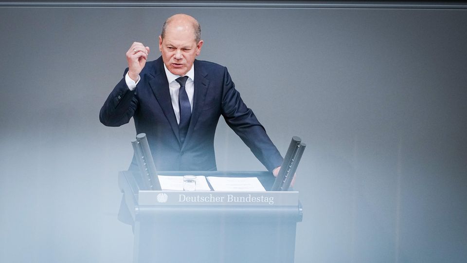 Bundeskanzler Olaf Scholz (SPD) spricht während der Generaldebatte im Bundestag