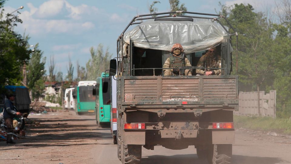 Fahrzeuge mit Angehörigen der ukrainischen Streitkräfte verlassen die Stadt