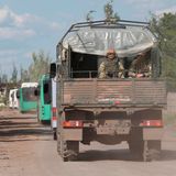 Fahrzeuge mit Angehörigen der ukrainischen Streitkräfte verlassen die Stadt