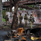 Russische truppen laufen durch das Asov-Stahlwerk