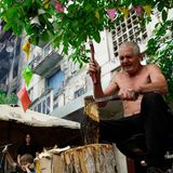 Mann hackt Feuerholz