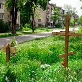 Fahrradfahrer fährt an Gräbern vorbei