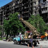 Arbeiter reparieren die Stromleitungen