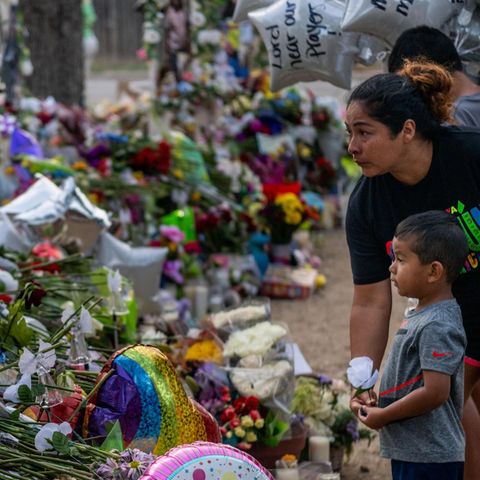 Blumen und Gestecke zum Gedenken an die Opfer der Schießerei in Uvalde
