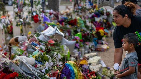 Blumen und Gestecke zum Gedenken an die Opfer der Schießerei in Uvalde