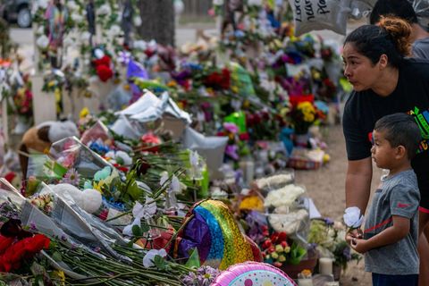Blumen und Gestecke zum Gedenken an die Opfer der Schießerei in Uvalde