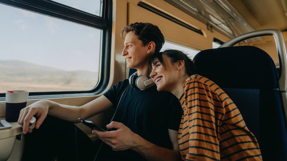 9-Euro-Ticket und Tankrabatt: Twitter-User machen sich lustig 9-Euro-Ticket und Tankrabatt: Twitter-User machen sich lustig