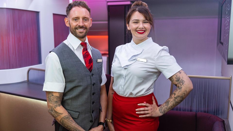 Virgin Atlantic erlaubt Flugbegleiter:innen, ihre Tattoos zu zeigen