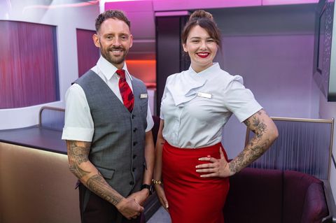 Virgin Atlantic erlaubt Flugbegleiter:innen, ihre Tattoos zu zeigen