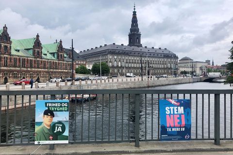 Parteien in Dänemark werben auf Plakaten für oder gegen die Abschaffung des dänischen EU-Verteidigungsvorbehalts