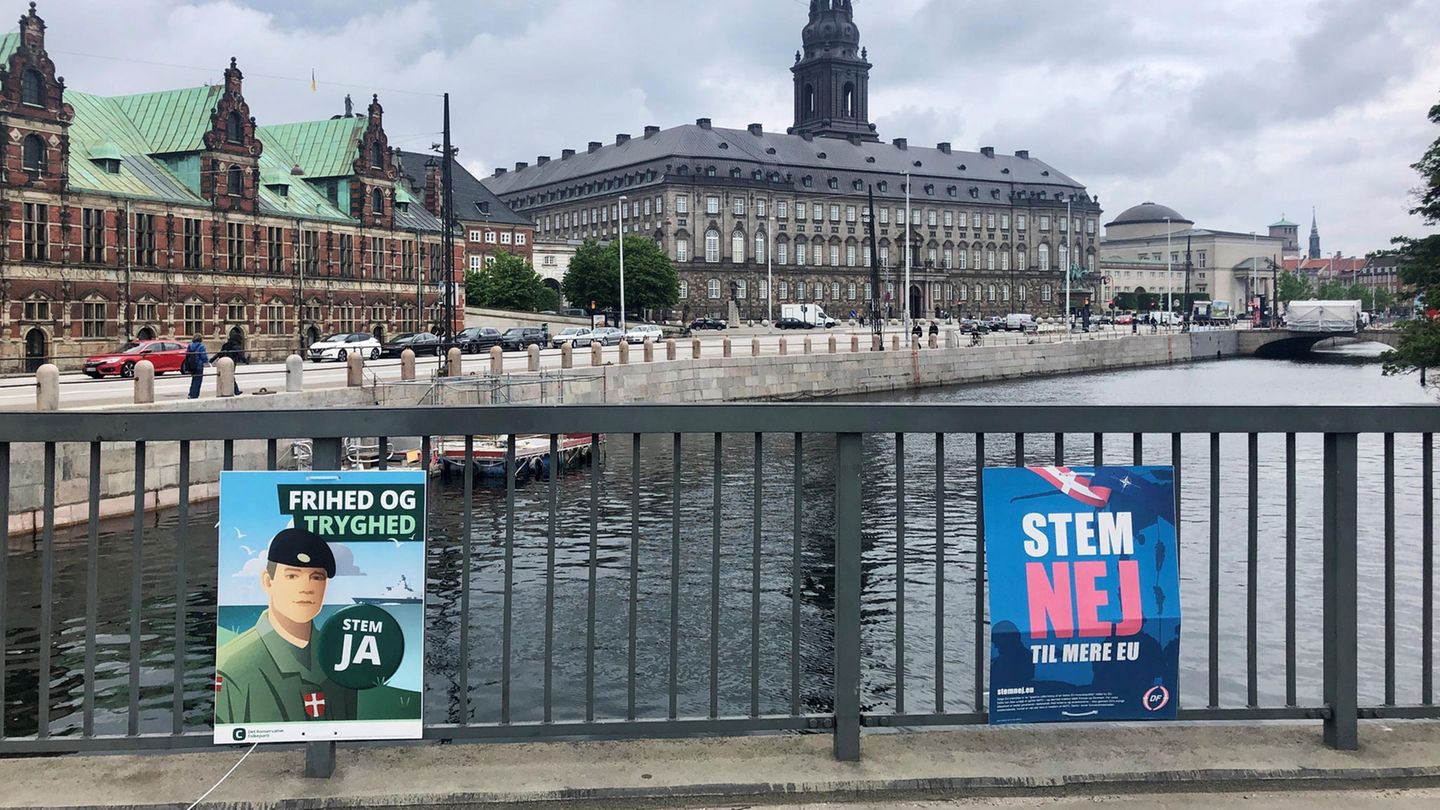 Parteien in Dänemark werben auf Plakaten für oder gegen die Abschaffung des dänischen EU-Verteidigungsvorbehalts