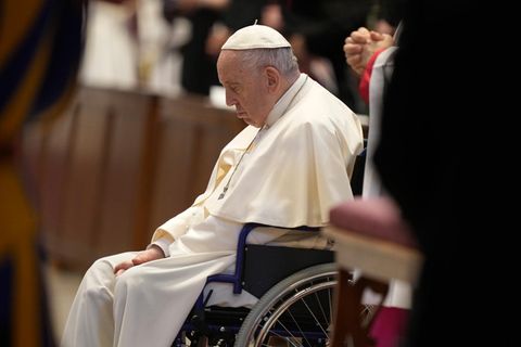 Papst Franziskus sitzt im Rollstuhl