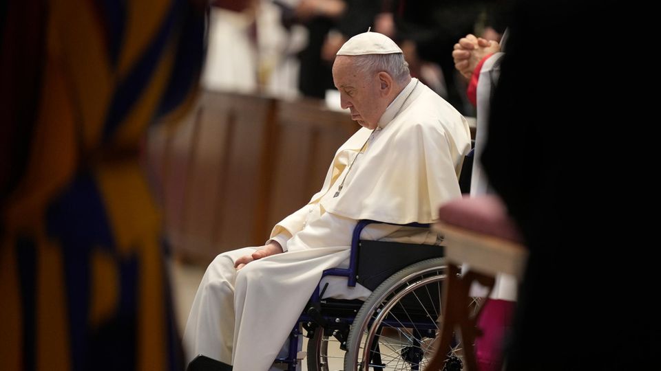 Papst Franziskus sitzt im Rollstuhl Papst Franziskus sitzt im Rollstuhl