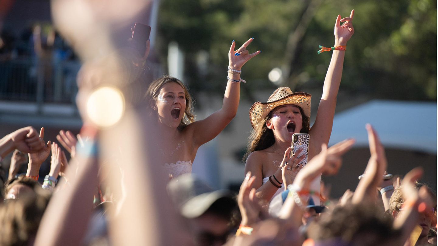Zwei Frauen auf Schultern anderer Festivalgäste