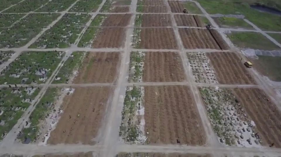 Bedrückendes Drohnen-Video aus Mariupol zeigt Massengrab