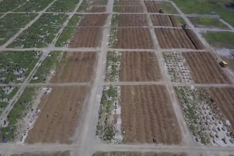 Bedrückendes Drohnen-Video aus Mariupol zeigt Massengrab