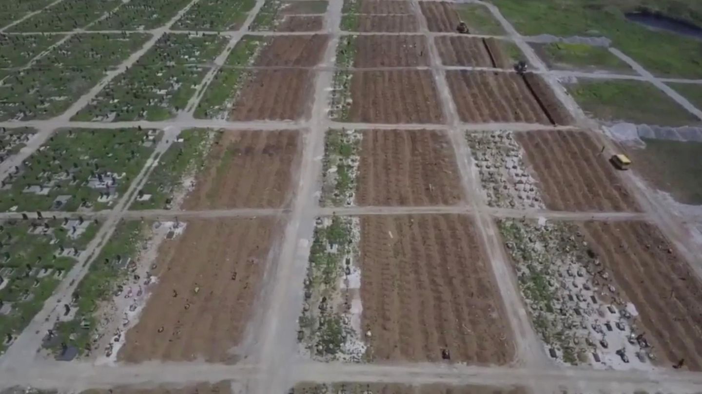 Ukraine: Depressing drone video from Mariupol shows mass grave