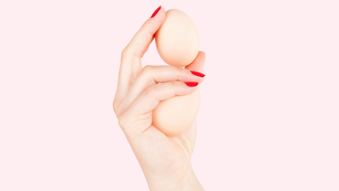 Frauenhand hält Eier